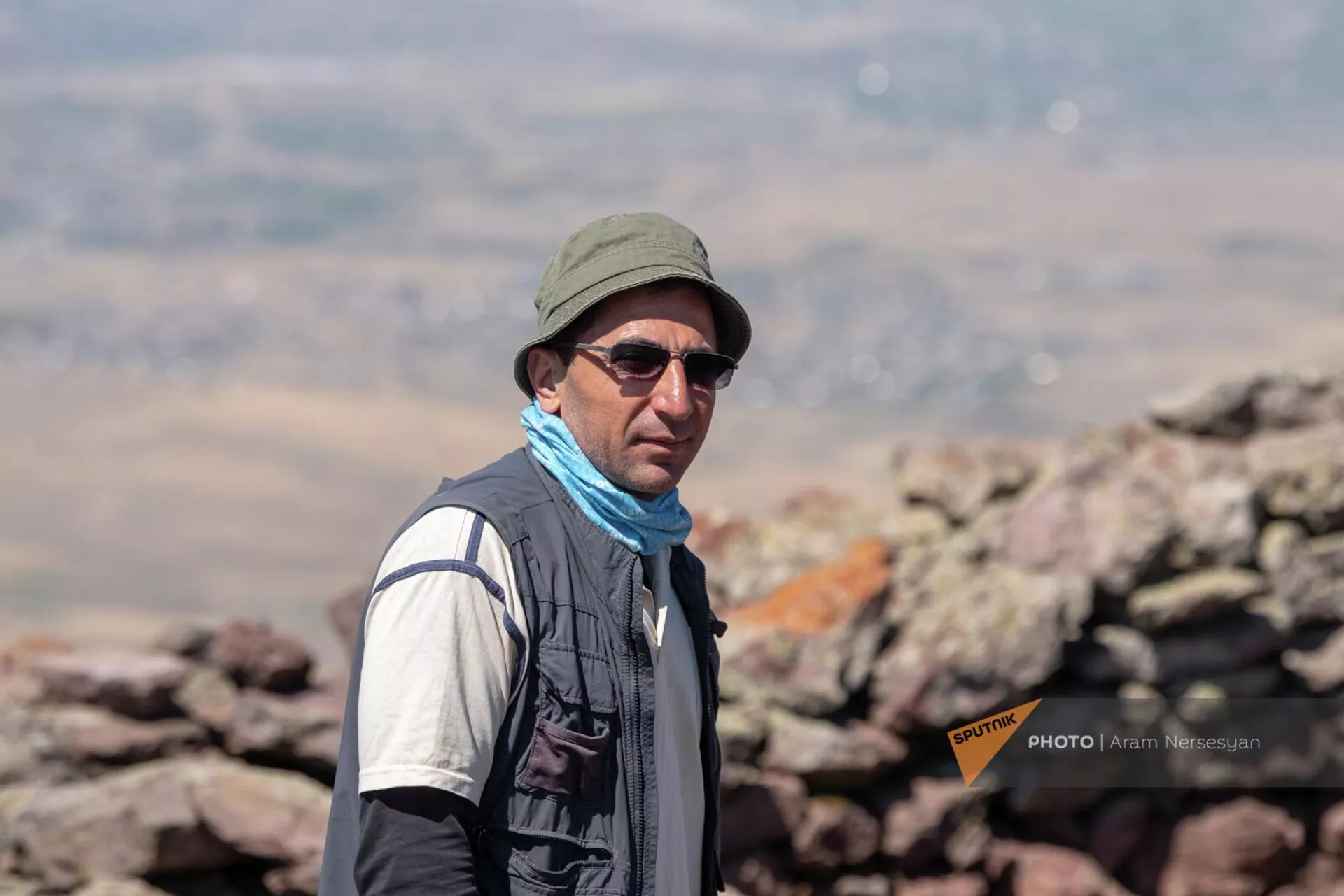 Руководитель археологической группы Артур Петросян на территории раскопок древней Крепости Шамирам на вершине горы Атис Котайкской области - Sputnik Արմենիա, 1920, 14.07.2023