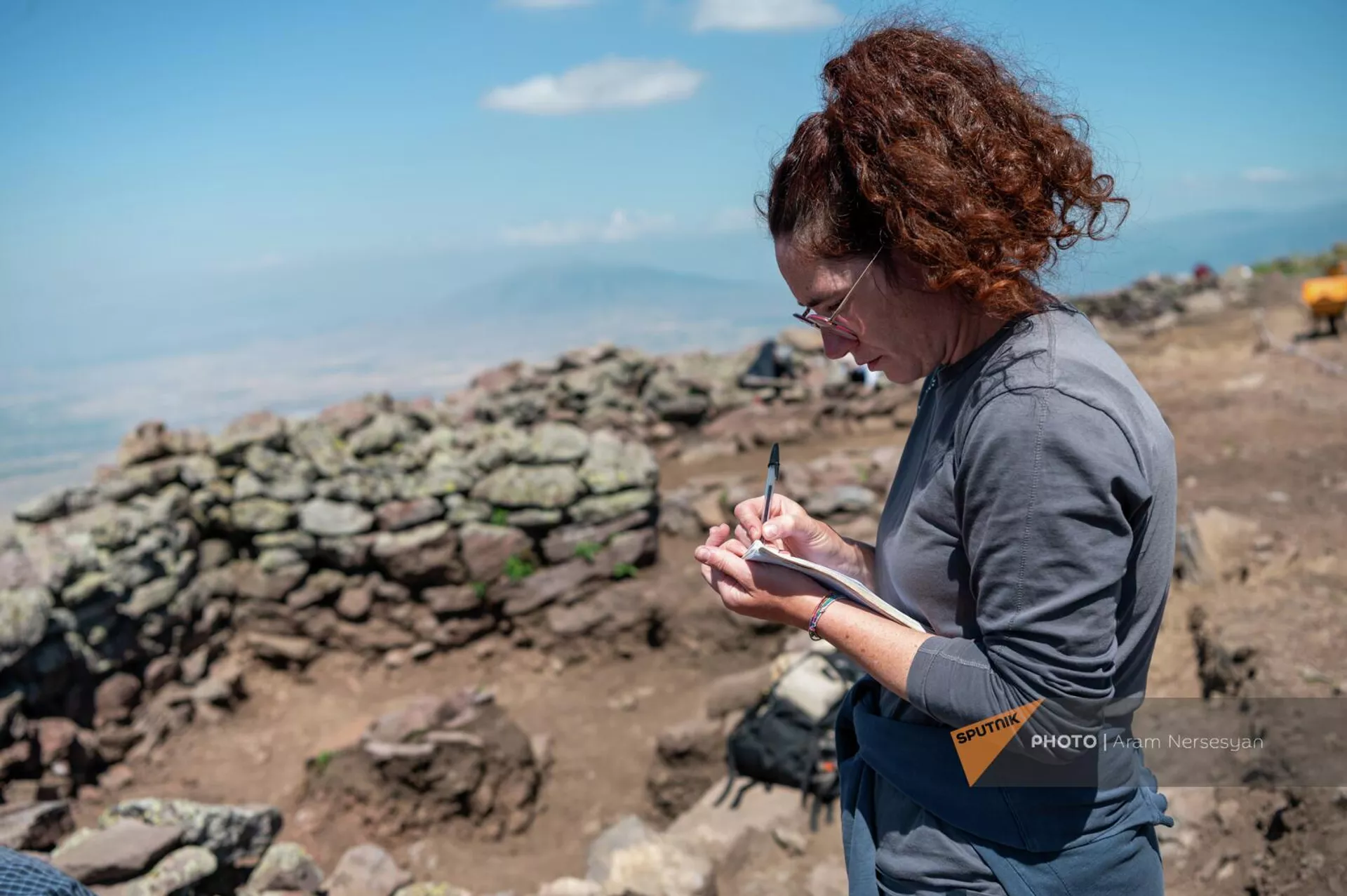 Специалист из Италии Киара на территории раскопок древней Крепости Шамирам на вершине горы Атис Котайкской области - Sputnik Արմենիա, 1920, 14.07.2023