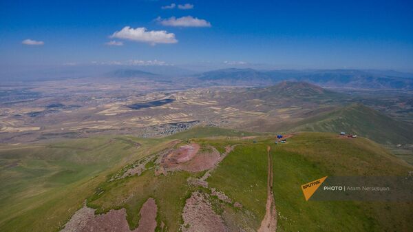 Раскопки древней Крепости Шамирам на вершине горы Атис Котайкской области - Sputnik Армения