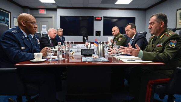 Начальник Генштаба ВС РА, первый замминистра обороны, генерал-лейтенант Эдвард Асрян встретился с начальником штаба ВВС США, генералом Чарльзом Брауном (18 июля 2023). США  - Sputnik Армения