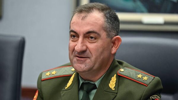 Начальник Генштаба ВС РА, первый замминистра обороны, генерал-лейтенант Эдвард Асрян на встрече с начальником штаба ВВС США (18 июля 2023). США  - Sputnik Армения