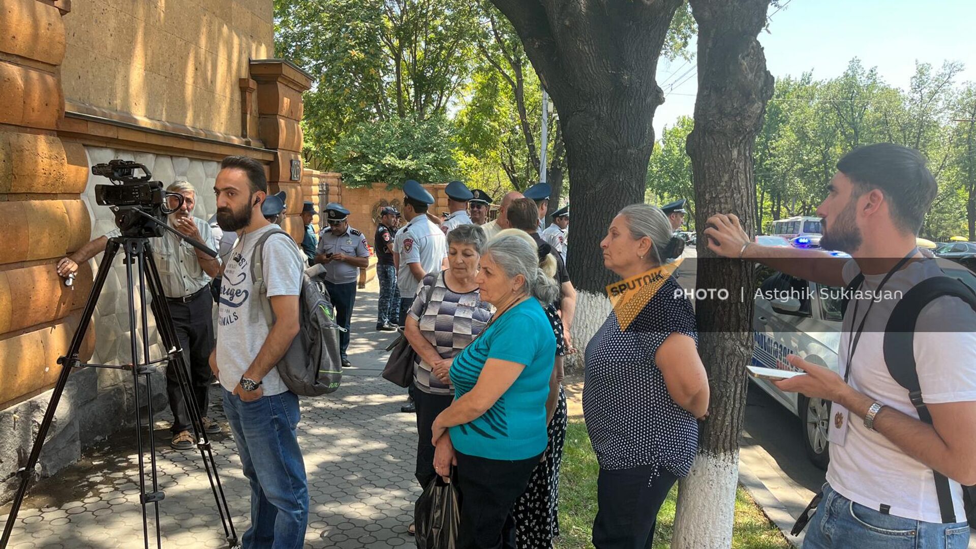Родители пропавших без вести у резиденции президента (19 июля 2023). Еревaн - Sputnik Армения, 1920, 19.07.2023