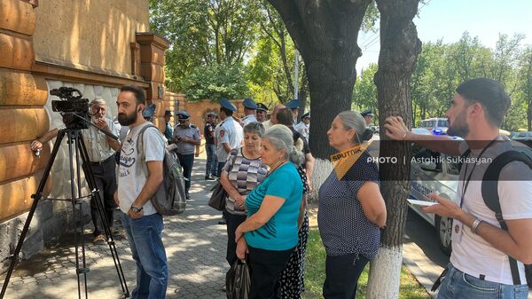 Родители пропавших без вести у резиденции президента (19 июля 2023). Еревaн - Sputnik Армения