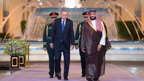Президент Турции Реджеп Тайип Эрдоган и наследный принц Саудовской Аравии Мухаммед бен Салман во время церемонии приветствия во дворце Аль-Салам (17 июля 2023). Джидда - Sputnik Армения