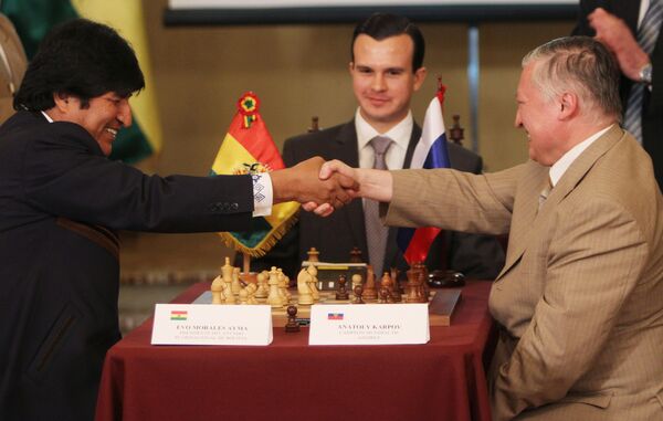 Президент Боливии Эво Моралес во время игры в шахматы, 2010 год. - Sputnik Армения