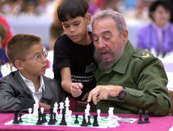 Президент Кубы Фидель Кастро во время игры в шахматы, 2002 год. - Sputnik Армения