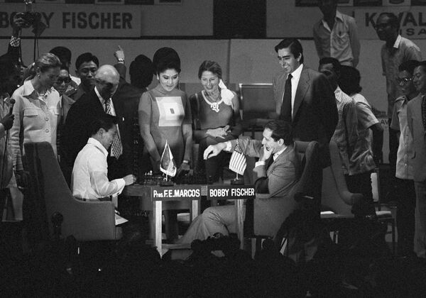 Президент Филиппин Фердинанд Маркос во время игры в шахматы, 1973 год. - Sputnik Армения