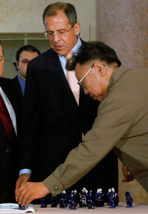 Ռուսաստանի արտաքին գործերի նախարար Սերգեյ Լավրովը և ԿԺԴՀ-ի բարձրագույն ղեկավար Կիմ Չեն Ինը, 2004 թ. - Sputnik Արմենիա