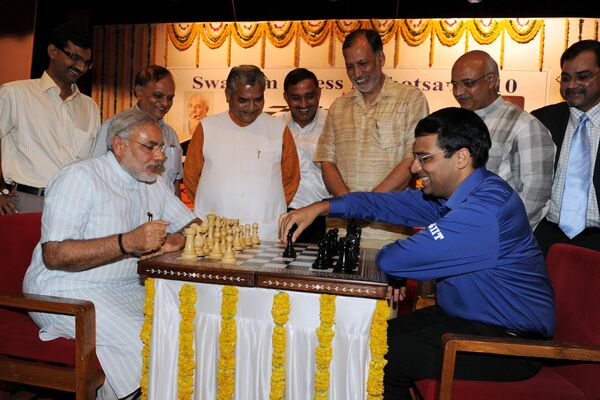 Индийский политик Нарендра Моди во время игры в шахматы, 2010 год. - Sputnik Армения