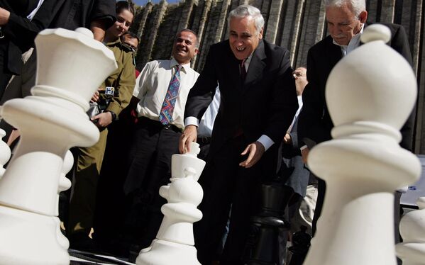 Президент Израиля Моше Кацав во время игры в шахматы, 2005 год. - Sputnik Армения