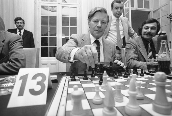 Канцлер Западной Германии Гельмут Шмидт во время игры в шахматы, 1976 год. - Sputnik Армения