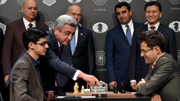 Президент Армении Серж Саргсян делает символический первый ход в партии между Анишем Гири и Левоном Ароняном, 2016 год - Sputnik Армения