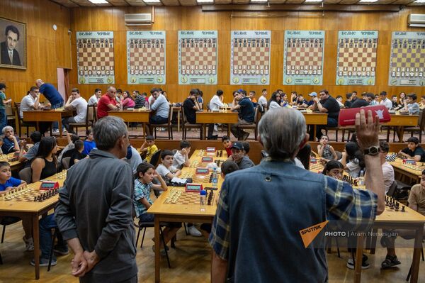 Турнир в Центральном доме шахмат по случаю Международного дня шахмат (20 июля 2023). Еревaн - Sputnik Армения