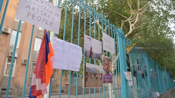 Акция инициативы Бацум по сбору продовольствия для заблокированного Нагорного Карабаха у здания ООН (20 июля 2023). Еревaн - Sputnik Армения