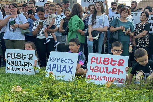 Акция против блокады Нагорного Карабаха и в поддержку открытия Лачинского коридора на площади Мясникяна (21 июля 2023). Еревaн - Sputnik Армения