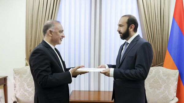 Министр иностранных дел Арарат Мирзоян принял копии верительных грамот нового посла Ирана Мехди Собхани (22 июля 2023). Еревaн - Sputnik Армения