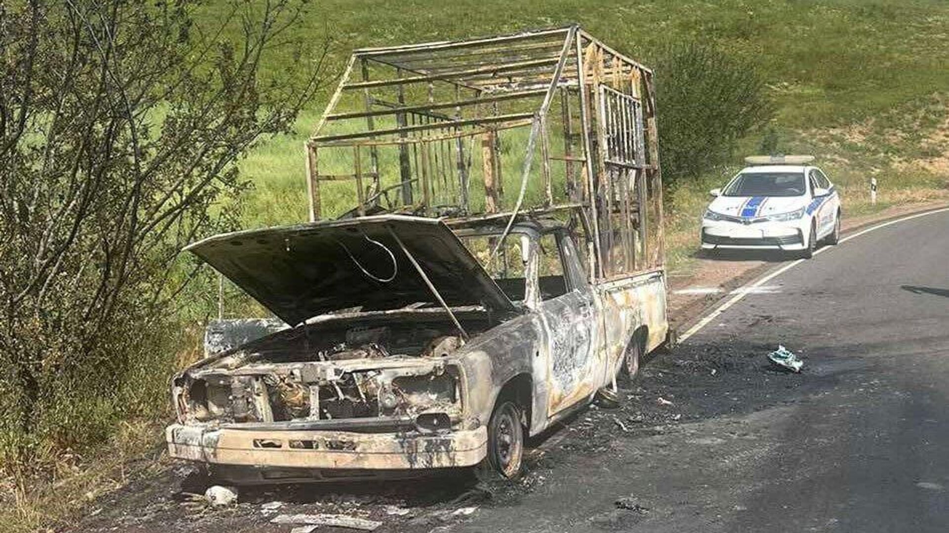 Сгоревший автомобиль на дороге Капан - Татев (22 июля 2023). Сюник - Sputnik Армения, 1920, 22.07.2023
