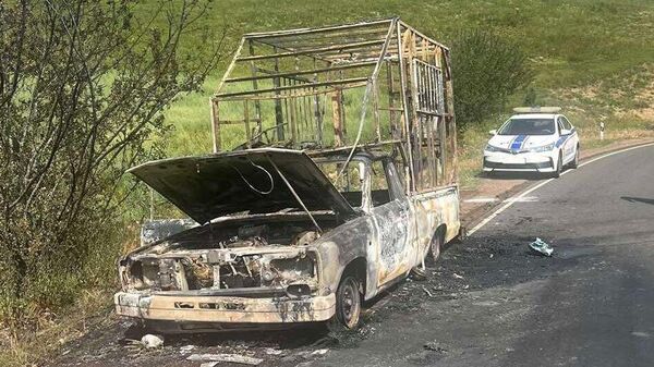 Сгоревший автомобиль на дороге Капан - Татев (22 июля 2023). Сюник - Sputnik Армения