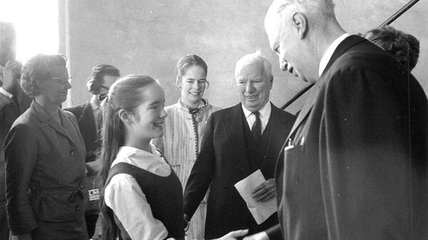 Чарли Чаплин с женой Уной О'Нил и дочерью Джозефиной Чаплин встречаются с Карлом Альбертом Андерсонем (3 ноября 1964). Арланда - Sputnik Армения