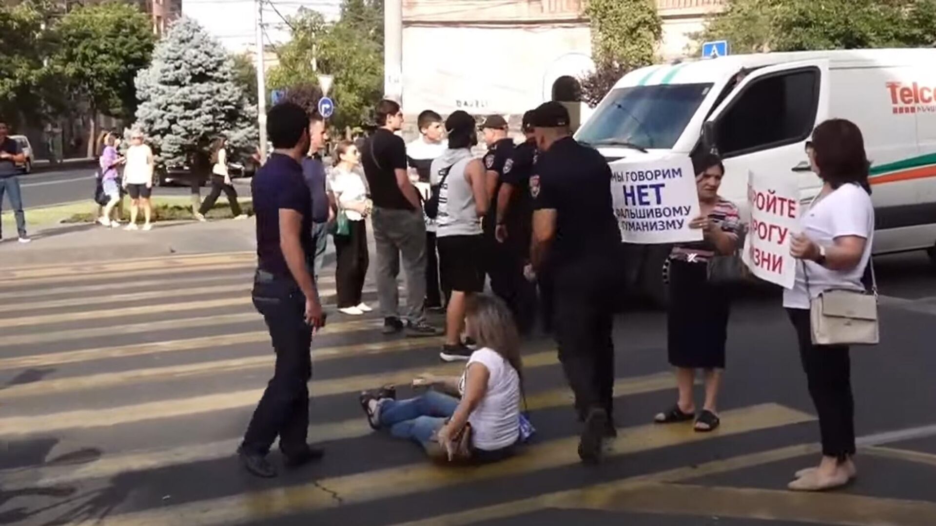 Участники акции в поддержку Арцаха перекрыли проспект Баграмяна (24 июля 2023). Еревaн Участники акции в поддержку Арцаха перекрыли проспект Баграмяна (24 июля 2023). Еревaн - Sputnik Армения, 1920, 24.07.2023