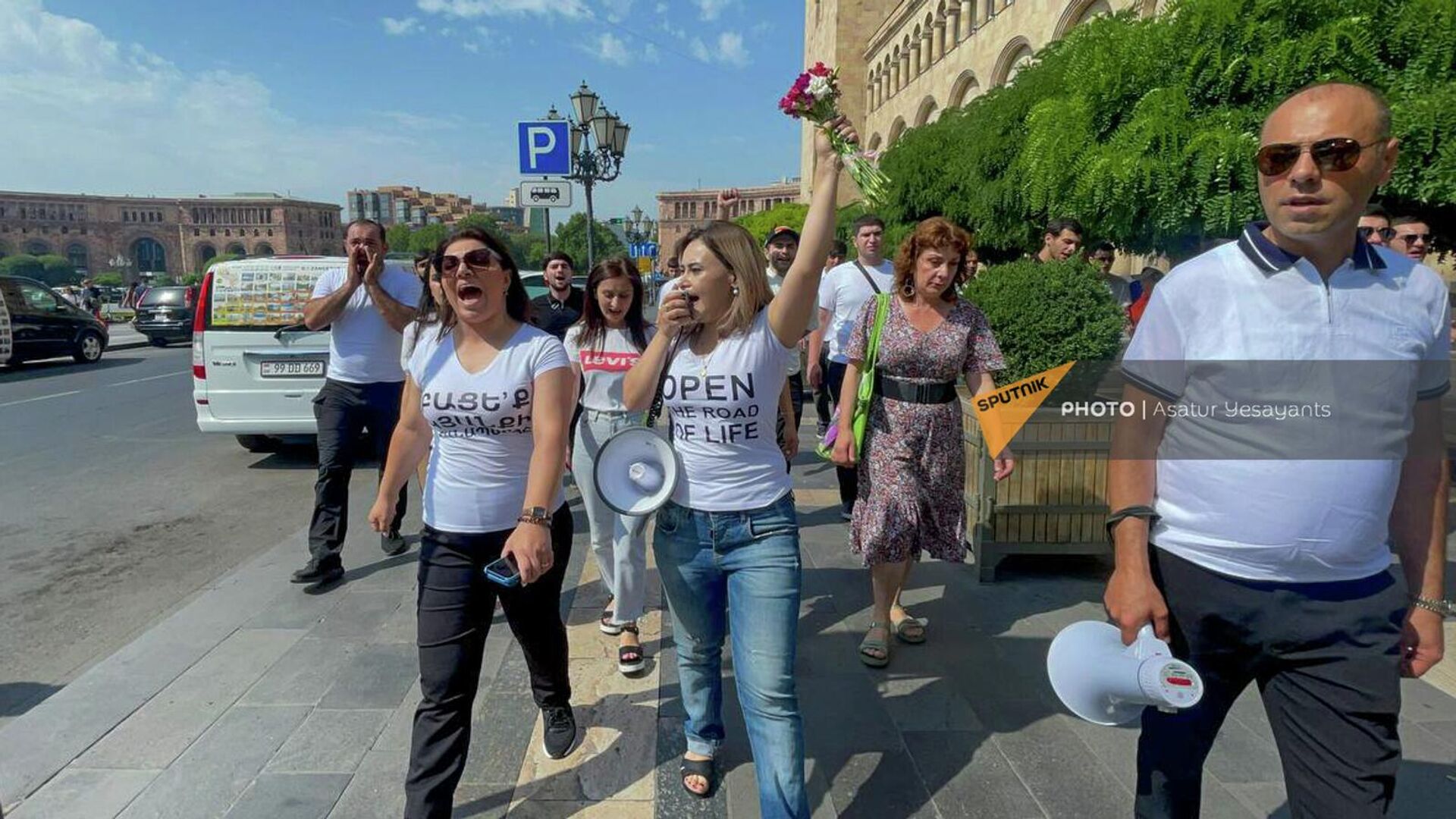 Участники акции в поддержку Карабаха на площади Республики (24 июля 2023). Еревaн - Sputnik Армения, 1920, 24.07.2023