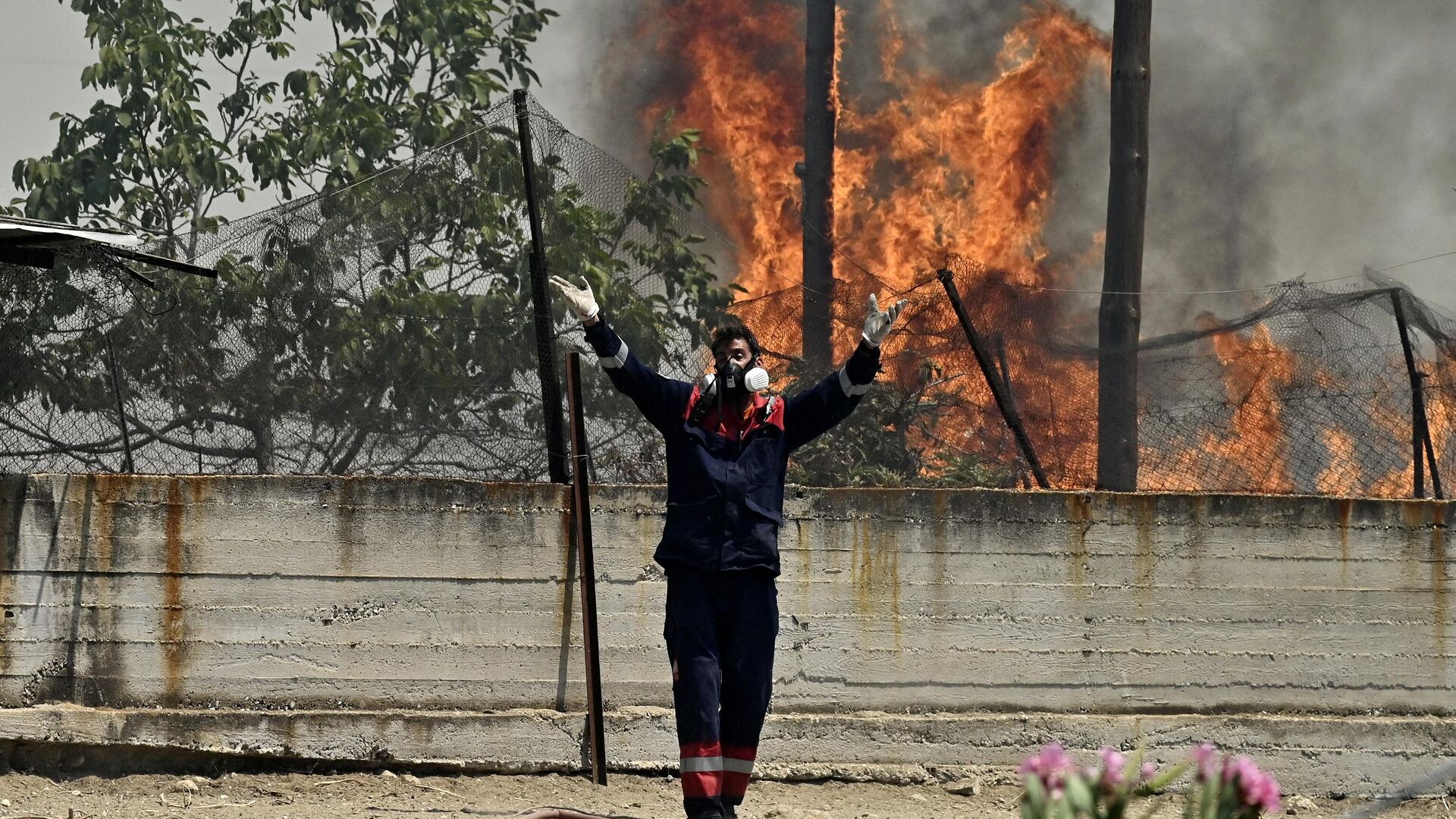 Пожарный на фоне лесного пожара в поселении Панорама близ Агиои Теодори, примерно в 70 км к западу от Афин - Sputnik Армения, 1920, 25.07.2023