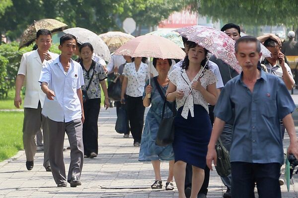 Մարդիկ Փհենյանի փողոցներ են դուրս գալիս միայն հովանոցներով, Հյուսիսային Կորեա, հուլիսի 1, 2023 թ. - Sputnik Արմենիա