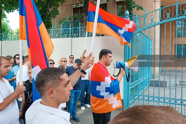Նրանք դեսպանատան մոտ են եկել Հայաստանի և Արցախի դրոշներով - Sputnik Արմենիա