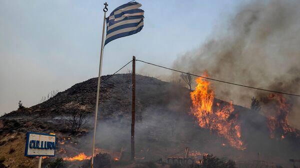 Пламя сжигает холм на острове Родос в Эгейском море (24 июля 2023). Греция - Sputnik Армения