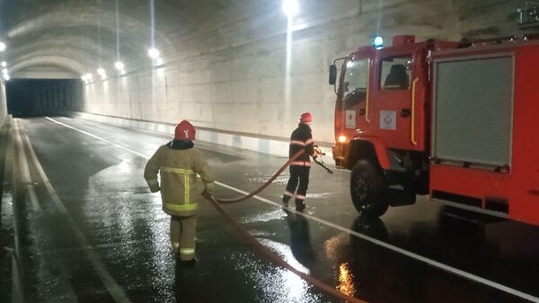 Сотрудники пожарной службы МВД на месте столкновения автомобилей во 2-м тоннеле трассы Ванадзор-Алаверди (25 июля 2023). Лори - Sputnik Армения