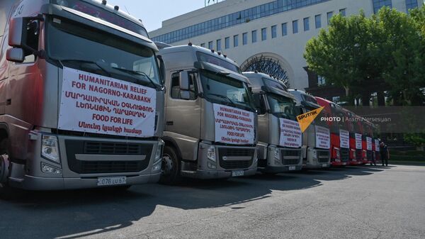 Грузовики с гуманитарной помощью на площади Шаумяна ждут отправки в блокадный Карабах в рамках государственной программы (26 июля 2023). Еревaн - Sputnik Армения