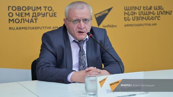 Политический аналитик, лидер партии Демократическая альтернатива Сурен Суренянц анализирует итоги состоявшейся 25 июля трехсторонней встречи глав МИД в Москве и месседжи, прозвучавшие на пресс-конференции Никола Пашиняна (26 июля 2023). Еревaн - Sputnik Армения