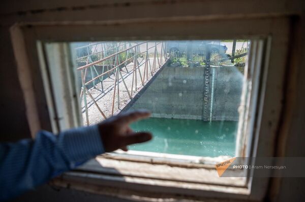 Аветик Мартиросян показывает на шкалу уровня воды в озере Севан Аветик Мартиросян показывает на шкалу уровня воды в озере Севан - Sputnik Армения