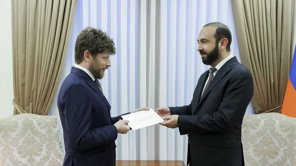 ՀՀ ԱԳ նախարար Արարատ Միրզոյանին ու ՀՀ-ում Ֆրանսիայի նորանշանակ դեսպան Օլիվիե Դըկոտինյին - Sputnik Արմենիա