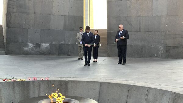 Посол Франции Оливье Декотиньи посетил Мемориал памяти жертв Геноцида армян (29 июля 2023). Еревaн - Sputnik Армения