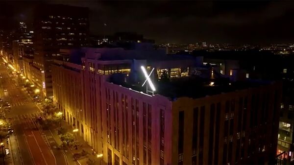 Гигантская буква X появилась на крыше штаб-квартиры Twitter в Сан-Франциско - Sputnik Армения
