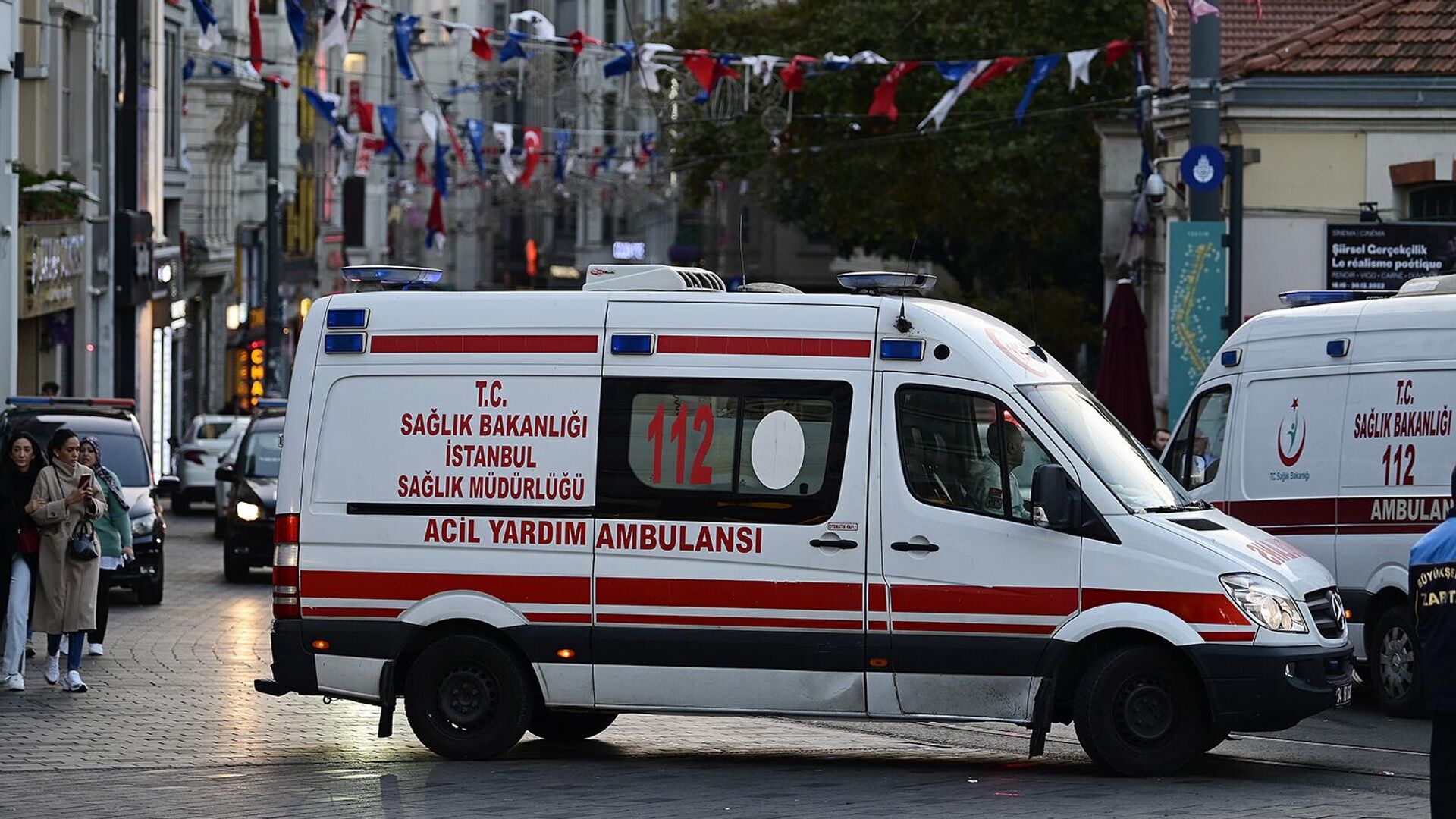 Машина скорой помощи на месте взрыва, сотрясшего оживленную торговую улицу Истикляль (13 ноября 2022). Стамбул - Sputnik Армения, 1920, 30.07.2023