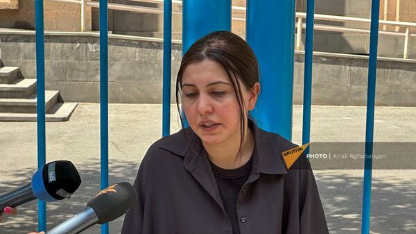 Дочь Вагифа Хачатряна общается с прессой на акции протеста у офиса МККК (31 июля 2023). Еревaн - Sputnik Армения