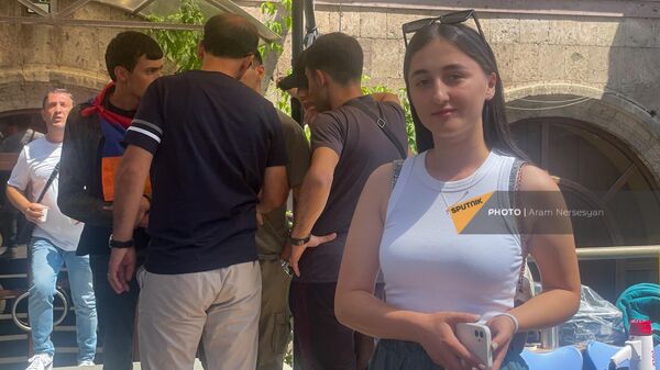 Активистка Амалия Закарян на акции протеста у офиса МККК (31 июля 2023). Еревaн - Sputnik Армения