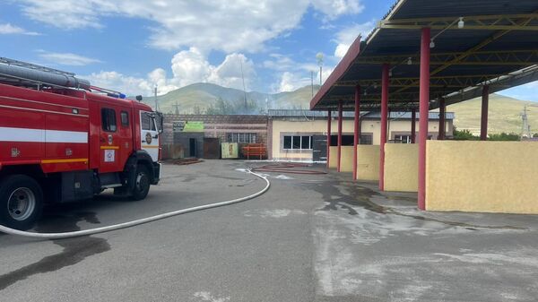 Автомобиль пожарной службы на заправочной станции у села Мец Парни (1 августа 2023). Лори - Sputnik Армения