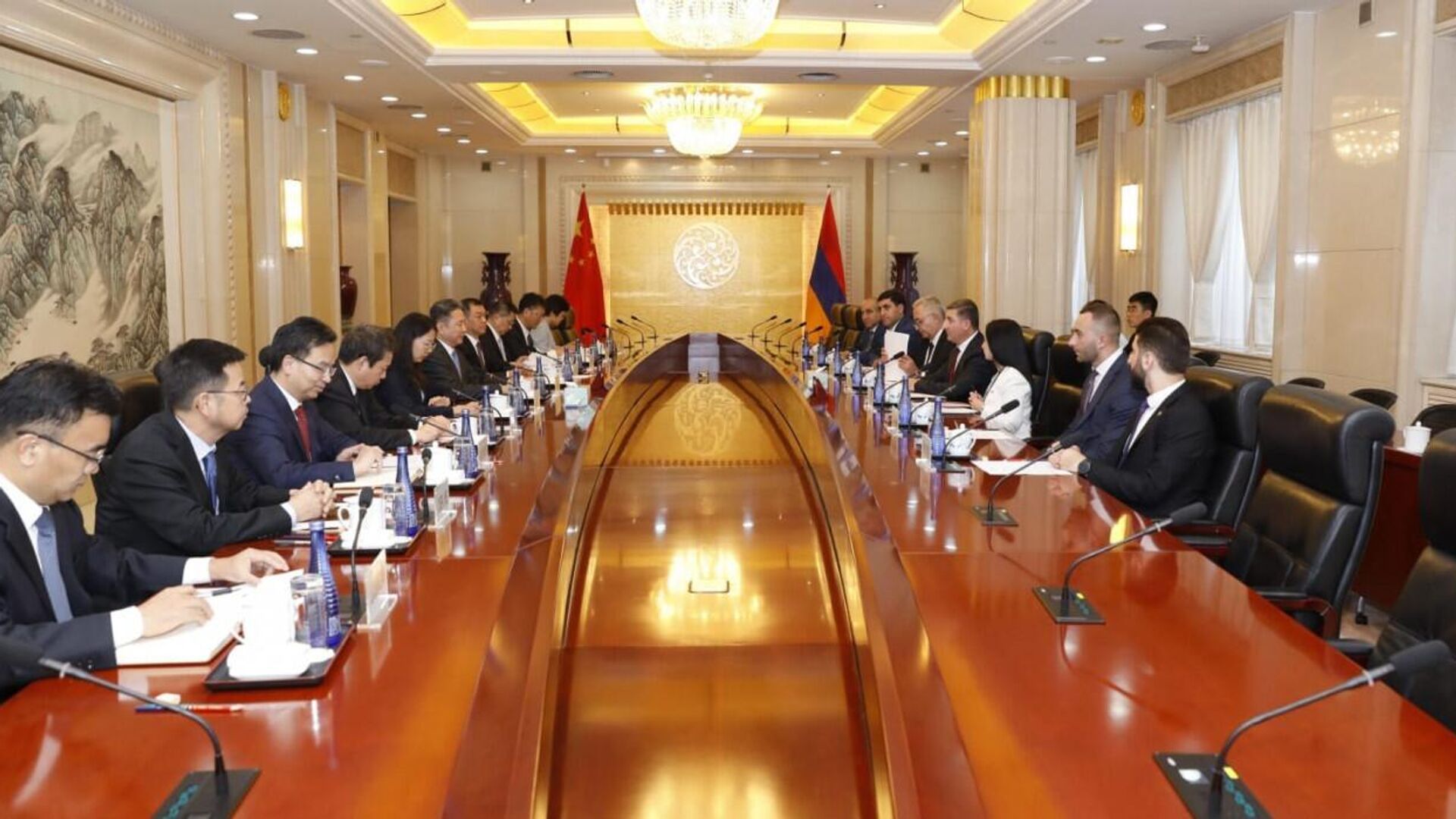 ՀՀ տարածքային կառավարման և ենթակառուցվածքների նախարար Գնել Սանոսյանը Չինաստանի Ժողովրդական Հանրապետություն կատարած այցի շրջանակներում հանդիպել է ՉԺՀ տրանսպորտի նախարար Լի Սյաոպենի հետ։ ՀՀ տարածքային կառավարման և ենթակառուցվածքների նախարար Գնել Սանոսյանը Չինաստանի Ժողովրդական Հանրապետություն կատարած այցի շրջանակներում հանդիպել է ՉԺՀ տրանսպորտի նախարար Լի Սյաոպենի հետ։ - Sputnik Արմենիա, 1920, 02.08.2023
