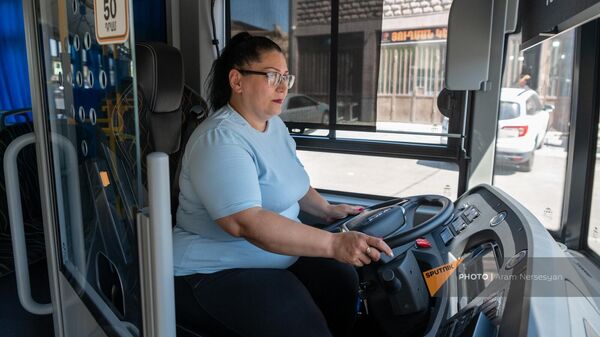 Единственная женщина - водитель троллейбуса в Еревaне Анжела Погосян - Sputnik Армения