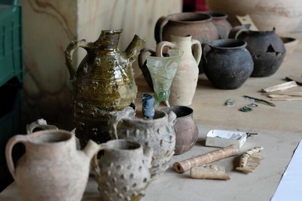 Археологи нашли хорошо сохранившиеся стеклянные кувшины и чаши, керамические вазы, а также предметы религиозного культа. - Sputnik Армения