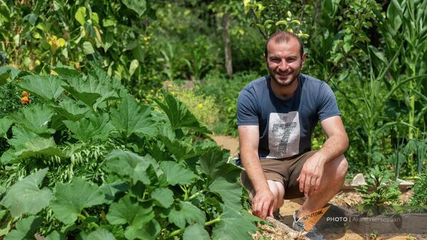 Садовник из села Бердаван Тавушской области Эрик Ахвердян - Sputnik Армения