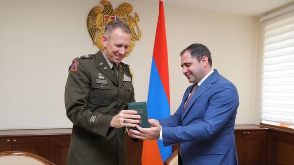 Սուրեն Պապիկյանը պարգևատրել է ՀՀ-ում ԱՄՆ դեսպանության ռազմական կցորդ Գրեգորի Փայփսին - Sputnik Արմենիա