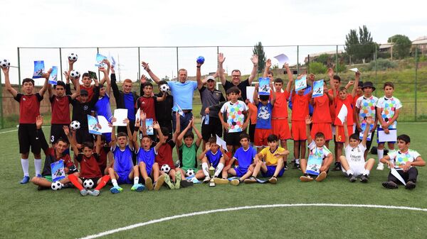 Участники футбольного турнира для школьников на приз Романа Березовского (4 августа 2023). Артик - Sputnik Армения