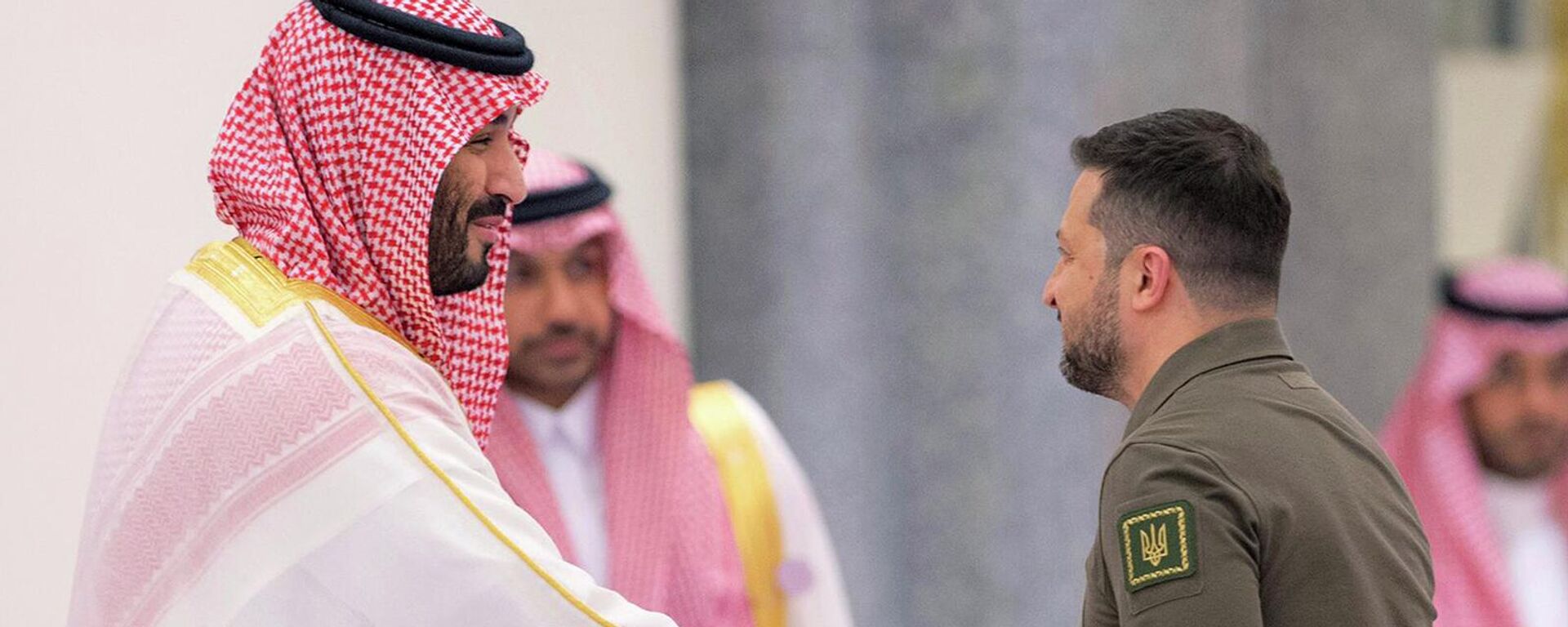 Наследный принц Саудовской Аравии Мухаммед бин Салман приветствует президента Украины Владимира Зеленского - Sputnik Армения, 1920, 07.08.2023