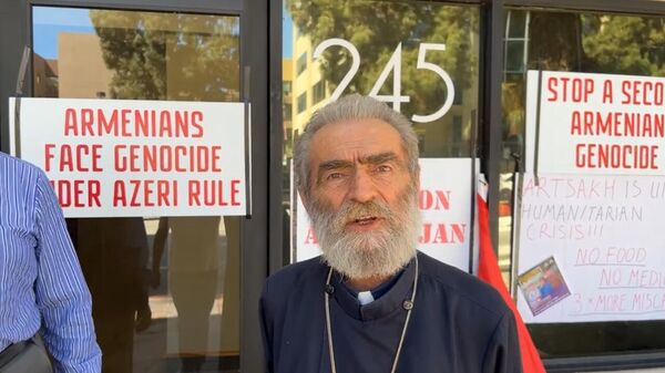 Архиепископ Паргев Мартиросян на акции протеста напротив офиса Адама Шиффа (7 августа 2023). Бербанк, Калифорния - Sputnik Армения