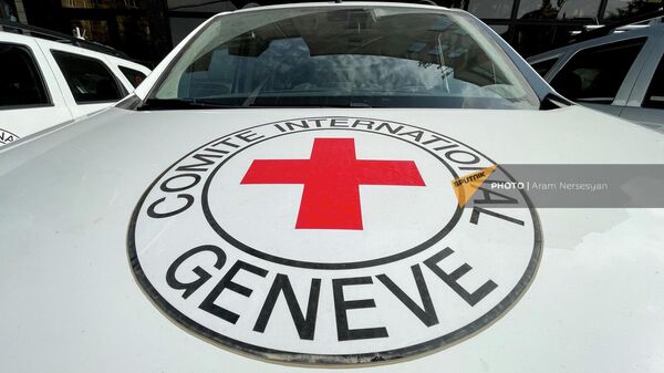 Машины Международного Красного Креста у офиса в Ереване - Sputnik Армения