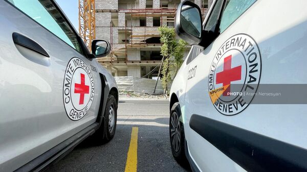 Машины Международного Красного Креста у офиса в Ереване - Sputnik Армения